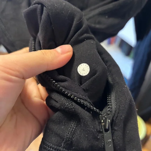 Lululemon define size 4 worn 5x - Picture 4 of 4